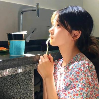 她背后的那双手