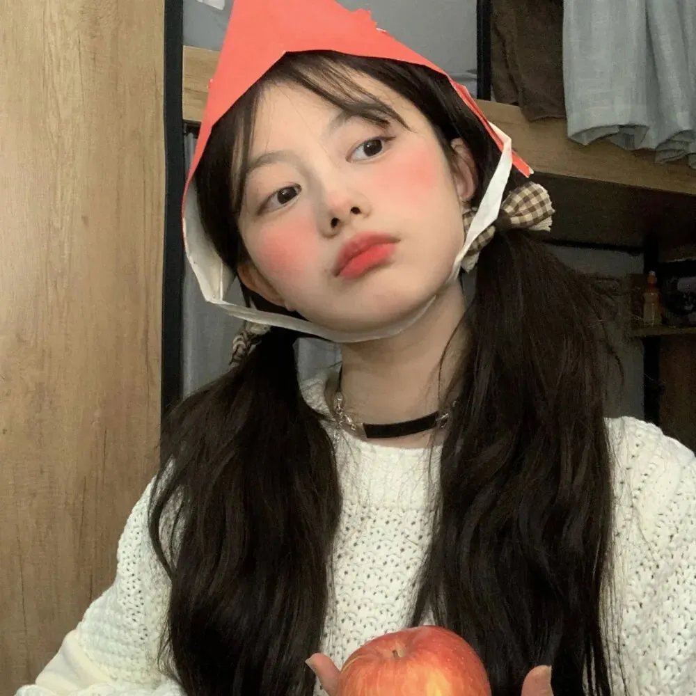 玻璃橱窗中的姑娘